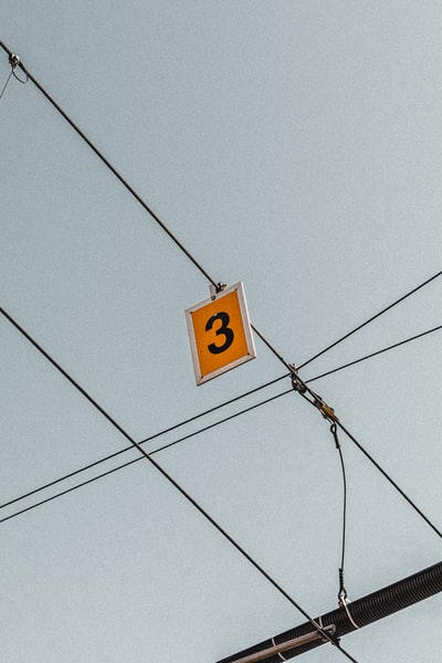 黄色3招牌挂在电缆
